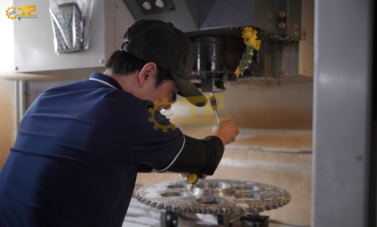 Ứng dụng dàn máy phay/tiện CNC tối tân để nội suy biên dạng răng chuẩn xác đến từng micromet