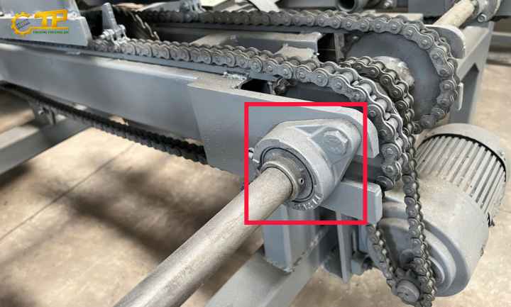 Gối đỡ vòng bi trục đứng dùng trong băng tải máy dăm gỗ
